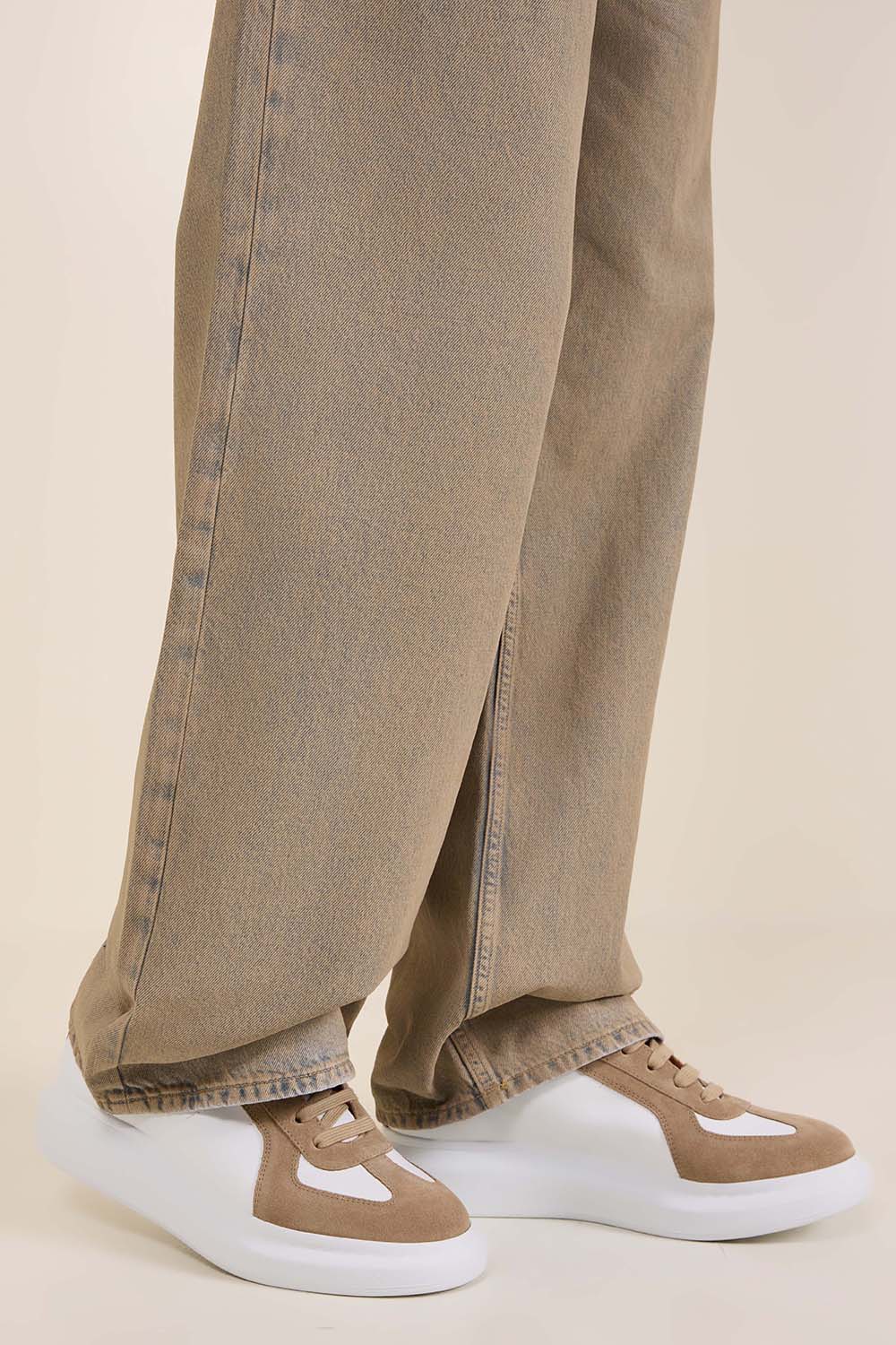 תמונת כל הלוק של נעלי סניקרס